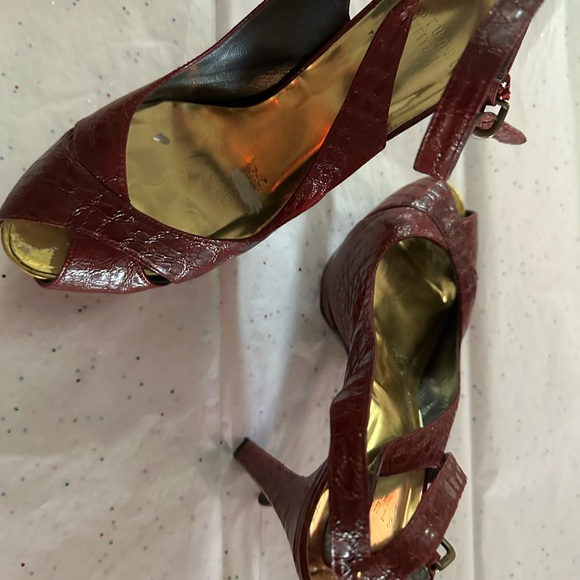 Stuart Weisman, red ankle strap heal - Picture 6 of 7